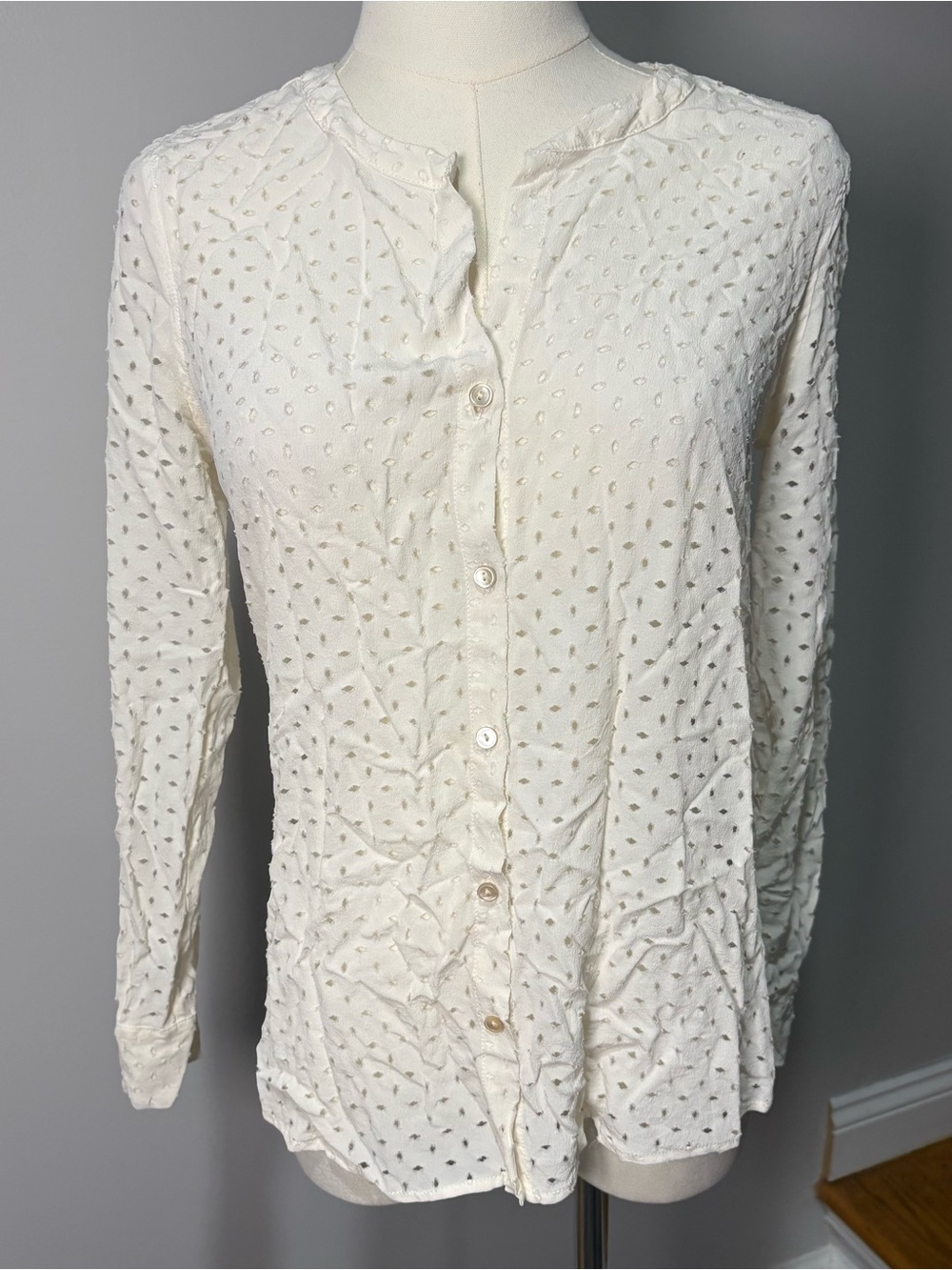 Ecru Ivory 100% Silk Eyelet Blouse Sz XS Long Sleeve Button Down Quiet‎ Luxury